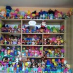 Trolle ustawione na półce - kolekcja