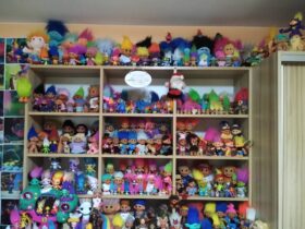 Trolle ustawione na półce - kolekcja