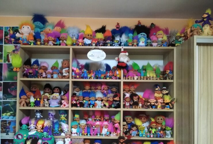 Trolle ustawione na półce - kolekcja