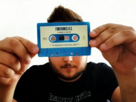 Mężczyzna trzymający przed sobą kasetę