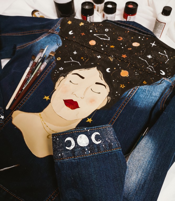 Malowanie na ubraniach - ręcznie malowana kurtka jeansowa z wizerunkiem kobiety.