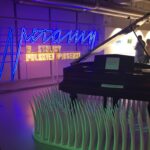 Duży napis Muzeum Polskiej Piosenki w Opolu. Obok fortepian.