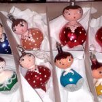 Bombki przypominające postaci kobiet. Ułożone są w kartonie.