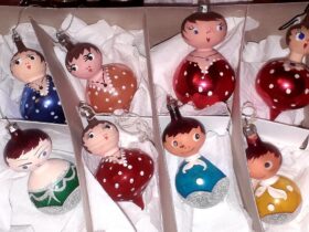 Bombki przypominające postaci kobiet. Ułożone są w kartonie.