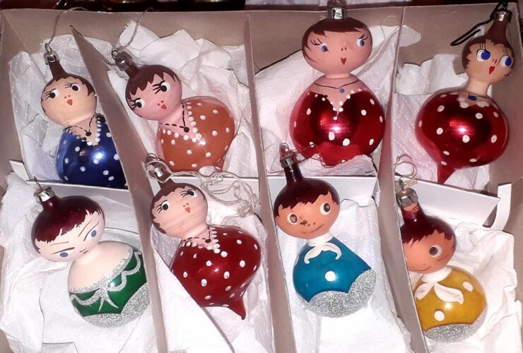 Bombki przypominające postaci kobiet. Ułożone są w kartonie.