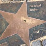 Płytka z alei gwiazd w Opolu. Na prostokątnej blaszcze jest kształt gwiazdy i napis: Michał Bajor.