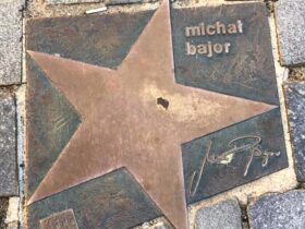 Płytka z alei gwiazd w Opolu. Na prostokątnej blaszcze jest kształt gwiazdy i napis: Michał Bajor.