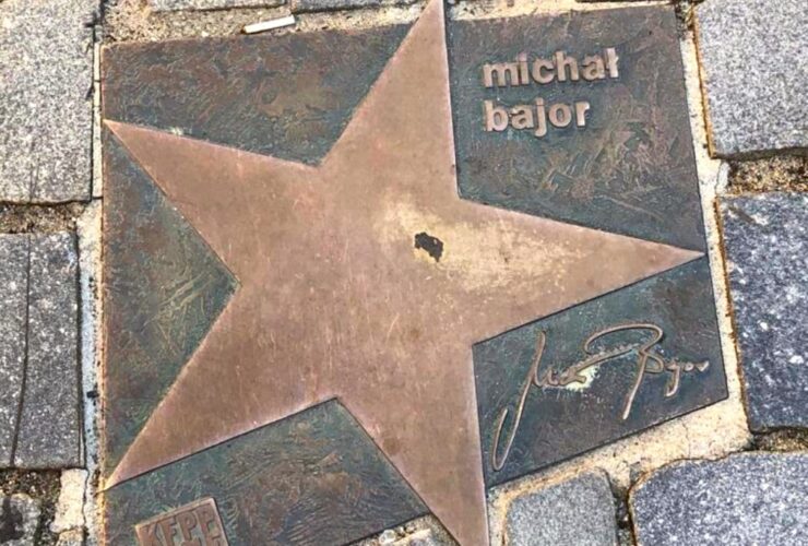 Płytka z alei gwiazd w Opolu. Na prostokątnej blaszcze jest kształt gwiazdy i napis: Michał Bajor.