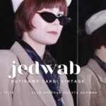 Osoba ubrana w marynarkę i beret. Ma ciemne okulary. Na zdjęciu napis: Jedwab, Butikowe Targi Vintage, 4 grudnia 11.00-19.00. Klub Spotkań Poczta Główna, Wielopole 2