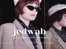 Osoba ubrana w marynarkę i beret. Ma ciemne okulary. Na zdjęciu napis: Jedwab, Butikowe Targi Vintage, 4 grudnia 11.00-19.00. Klub Spotkań Poczta Główna, Wielopole 2