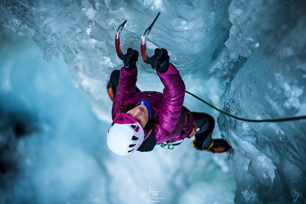 Kobieta wspinająca się po lodowcu. 