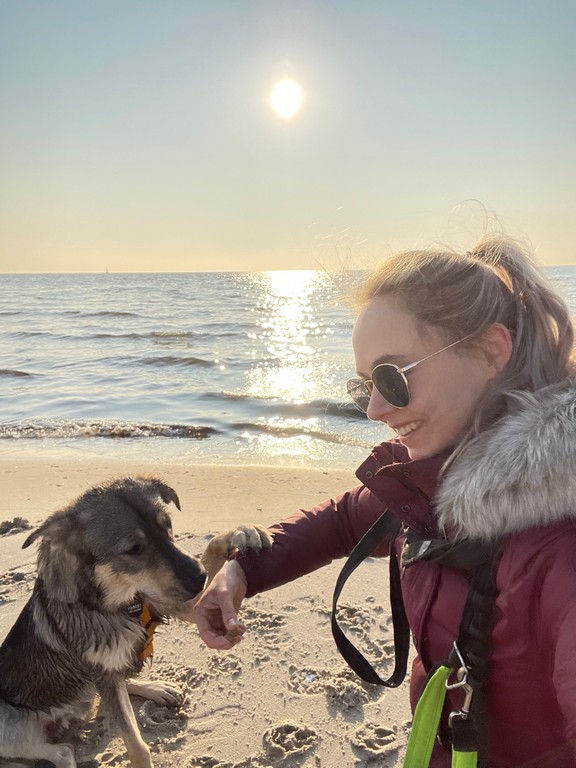 Agnieszka z psem na plaży. W tle morze.