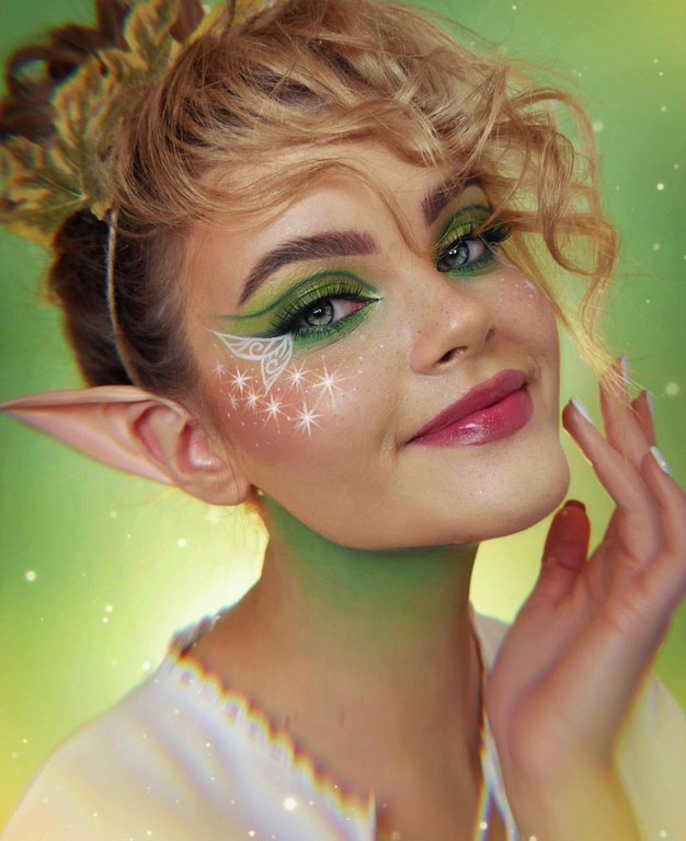 Painterka w zielonym makijażu i uszach elfa