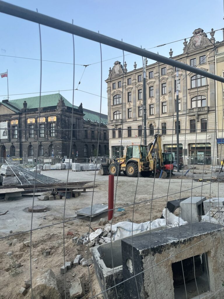 Poznań podczas remontów, rozkopane ulice i koparka