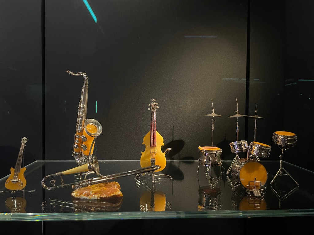 Małe instrumenty wykonane z bursztynu w Muzeum Bursztynu w Gdańsku