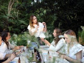 Warsztaty slou lab. Kobiety tworzą przy stole i tworzą zapachy. Agnieszka stoi przed stołem i opowiada.