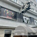 Wejście do Studio Buffo, duży plakat z napisem Metro