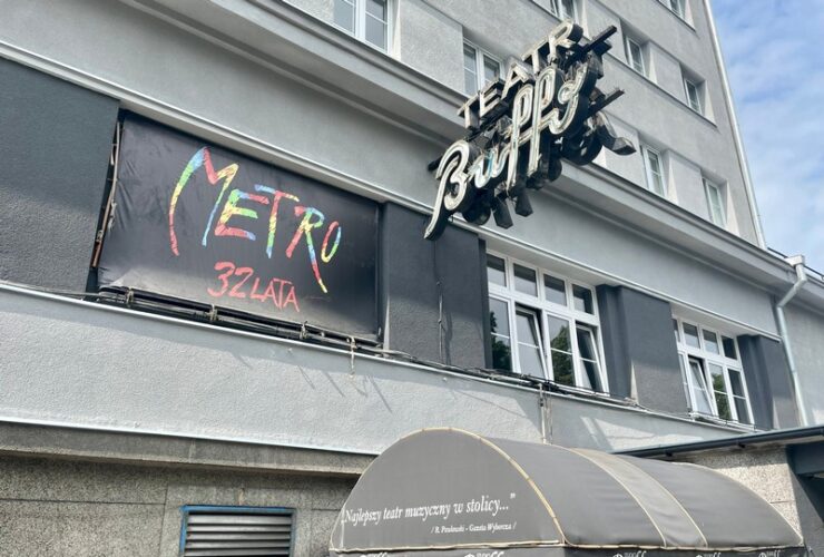 Wejście do Studio Buffo, duży plakat z napisem Metro