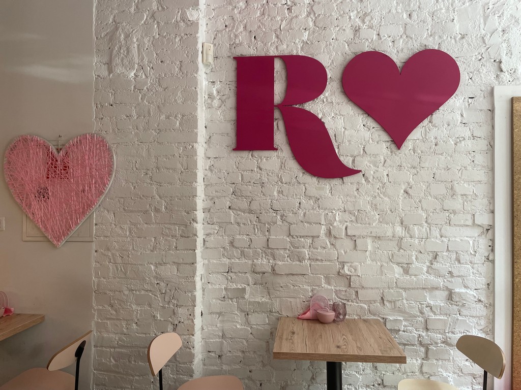 kawiarnia Różove w Poznaniu, na ścianie różowa literka R i serce