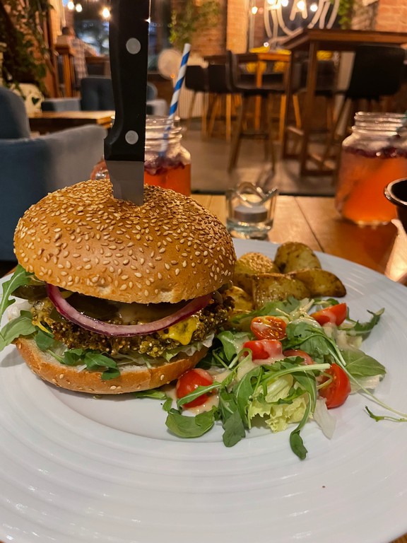 Burger warzywny w Antresola Caffe w Poznaniu