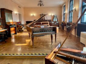 Muzeum Instrumentów Muzycznych w Poznaniu - sala z fortepianami