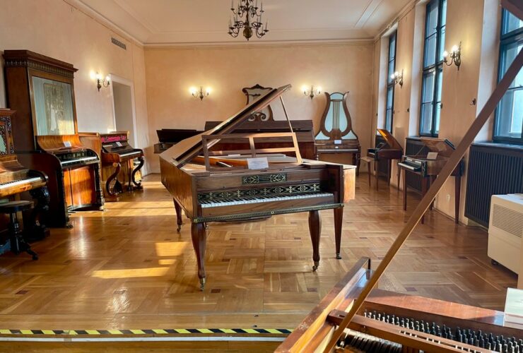 Muzeum Instrumentów Muzycznych w Poznaniu - sala z fortepianami