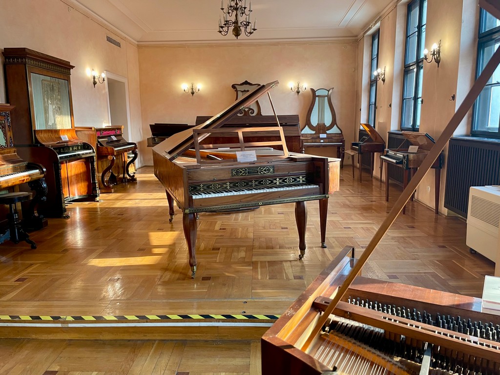 Muzeum Instrumentów Muzycznych w Poznaniu - sala z fortepianami
