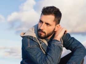 Mikołaj Kozak, twórca profilu Okładki z klocków