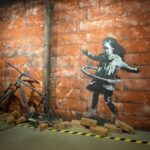 Graffiti, dziewczynka kręcąca hula hop