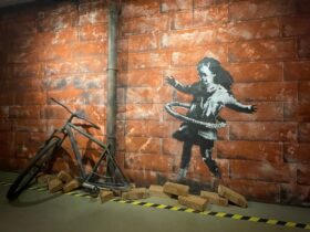 Graffiti, dziewczynka kręcąca hula hop