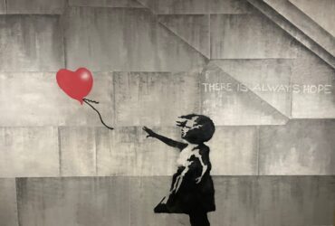 Dziewczynka wyciągająca rękę za balonem, napis: there is always a hope