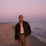 Dominik Dudek idący po plaży