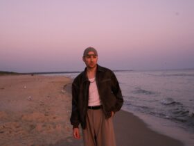 Dominik Dudek idący po plaży