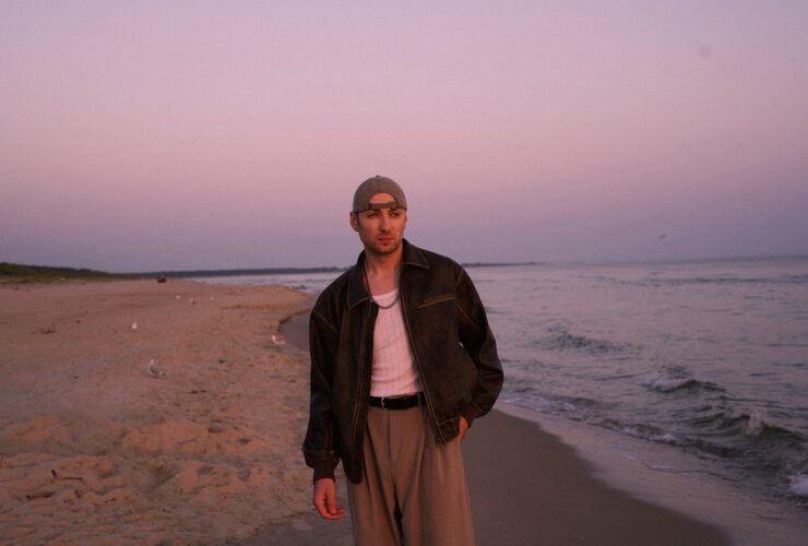 Dominik Dudek idący po plaży